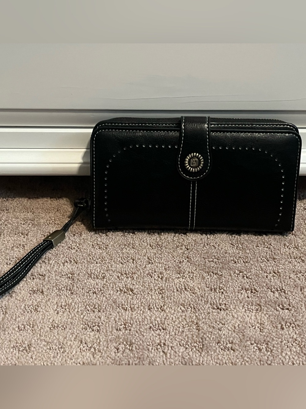 Black Leather Wristlet Wallet with Signature Button NWOT - Picture 1 of 3